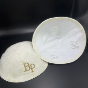 כיפה סאטן עם ריקמה והדפסה פנימית