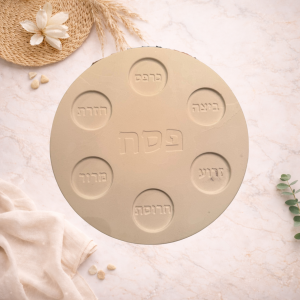 צלחת סדר עגולה לפסח מבטון בעיצוב מינימליסטי